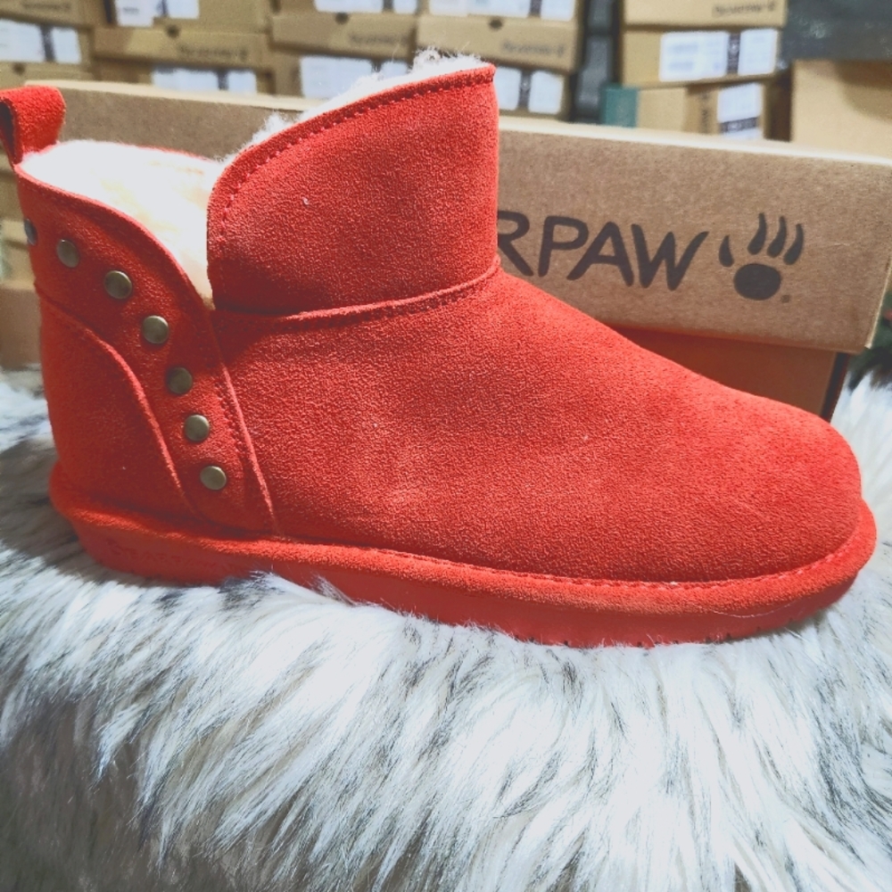 New N BOX Bearpaw Women's Red Allert, Suede Ankle Boots size 8